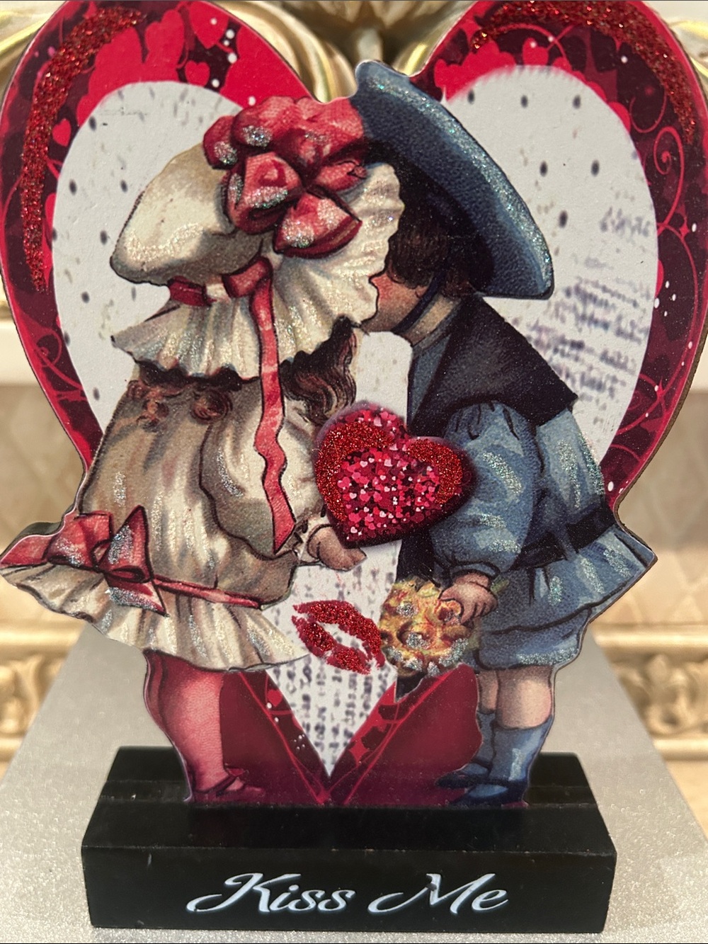 NWT Vintage Design Valentine 8” Plaque “Kiss Me”
